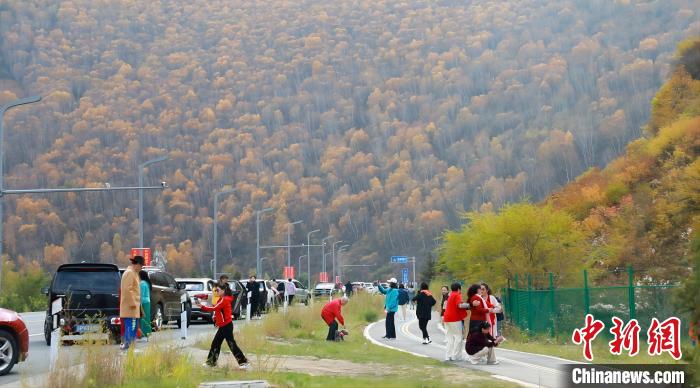张家口崇礼秋色引游客，冬奥场馆四季运营