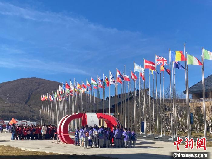 张家口崇礼秋色引游客，冬奥场馆四季运营