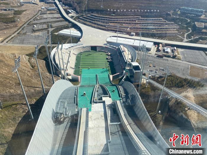 张家口崇礼秋色引游客，冬奥场馆四季运营