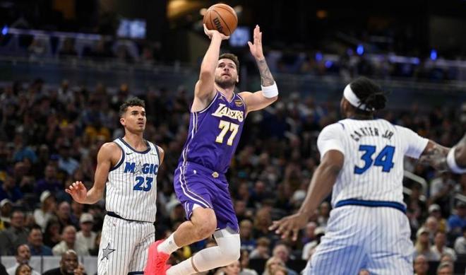 湖人客场绝杀魔术 肯纳德压哨三分助队豪取九连