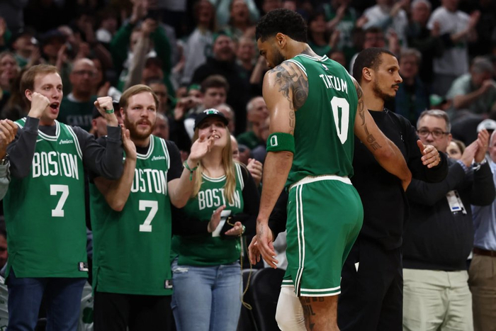 塔图姆复出12场率队10胜2负，与布朗配合提升球队