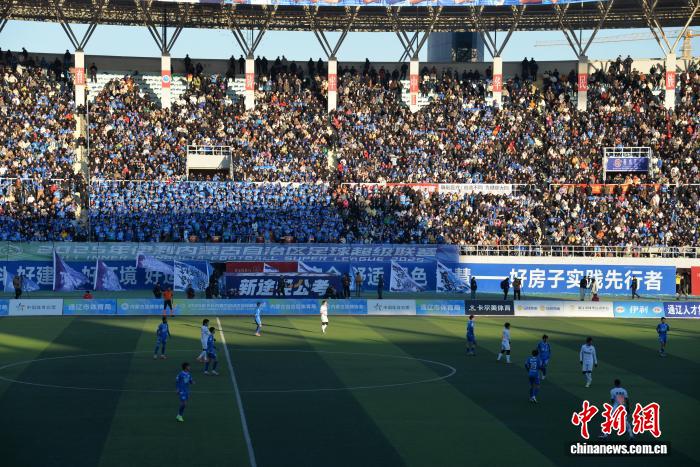 蒙超决赛点燃科尔沁草原：通辽奥体中心成蓝色