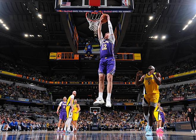 雷霆大胜湖人，拉拉维亚低迷拖累战绩