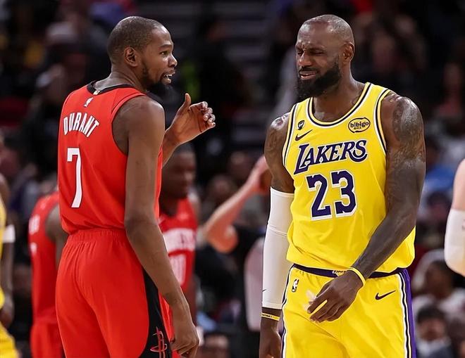 湖人队两连胜火箭队 逆境中展现王者风范